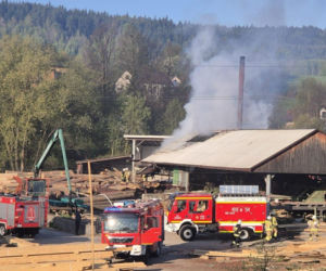 Pożar tartaku w Iwkowej o świcie. Kilkudziesięciu strażaków walczy z ogniem