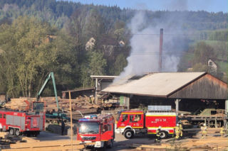 Tartak w ogniu. Kilkadziesiąt zastępów walczy z żywiołem