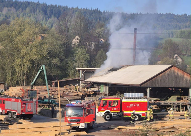 Tartak w ogniu. Kilkadziesiąt zastępów walczy z żywiołem