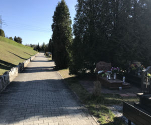 Ten cmentarz na Śląsku jest otwarty. Mieszkańcy odwiedzają groby bliskich