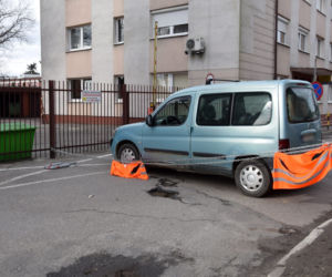 Samochód zastawia wyjazd dla kilkuset osób