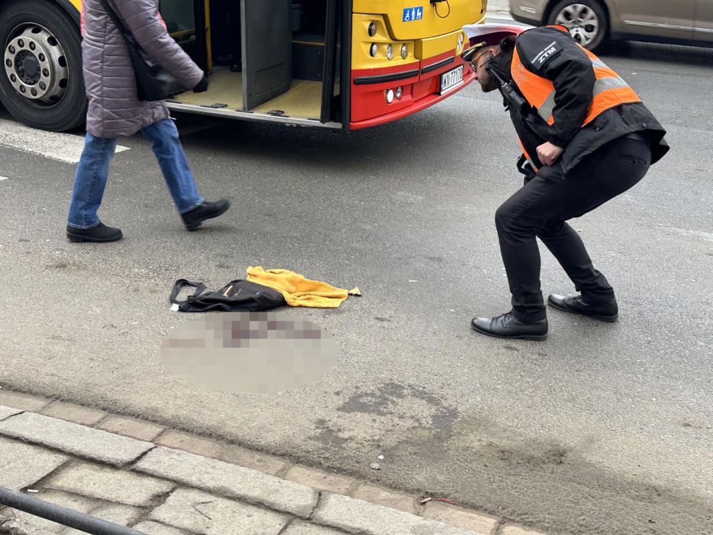 Plama krwi, torebka i rozbite okulary. Rozpacz kierowcy autobusu po koszmarnym wypadku na Mokotowie. Nowe informacje