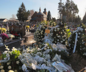 Cała okolica płacze po wypadku w Romanowie! Morze kwiatów przykryło trumny