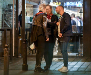 Magdalena Narożna łapie koleżankę za piersi