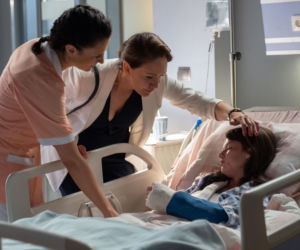 Na dobre i na złe odc. 782. Matylda (Amelia Czaja), Kasia Smuda (Ilona Ostrowska), pielęgniarka Asia (Joanna Pach-Żbikowska)