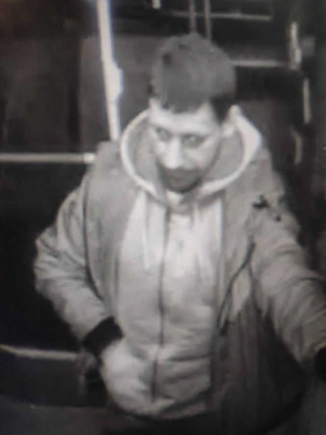 Policja poszukuje tego mężczyzny. Może mieć związek z napadem na kierowców MPK we Wrocławiu