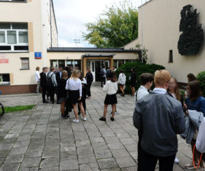 Uczniowie wrócili do szkoły. Brakuje nawet dwóch tys. nauczycieli 