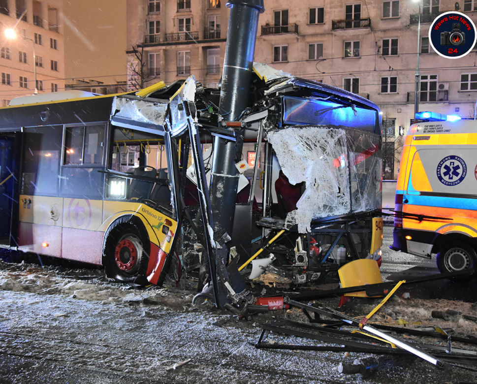 Autobus miejski uderzył w słup