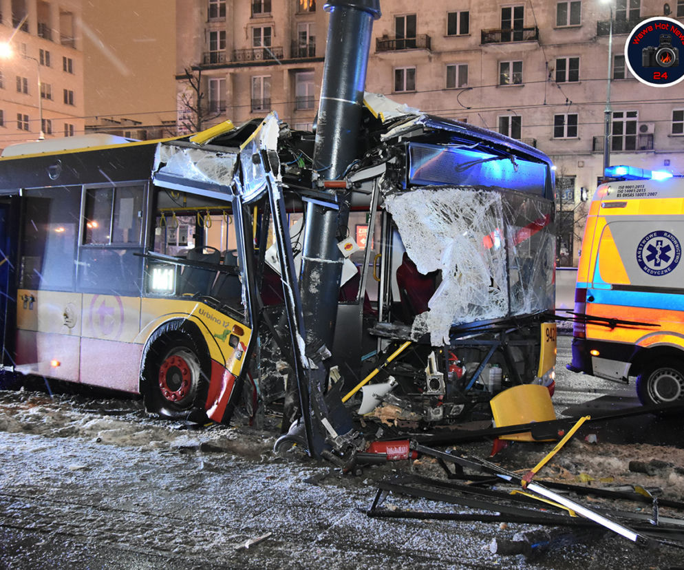 Autobus miejski uderzył w słup