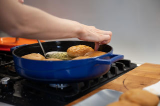 Jak smażyć pączki idealne – złociste, puszyste i bez przypaleń