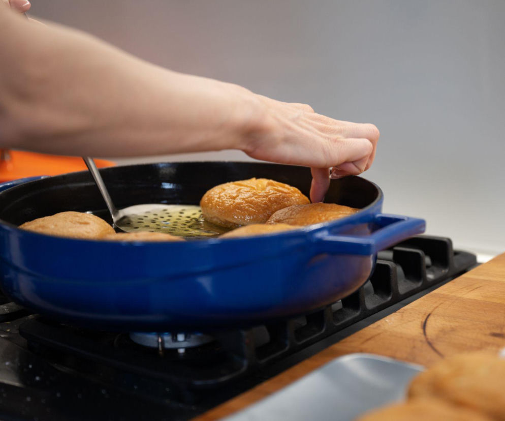 Jak smażyć pączki idealne – złociste, puszyste i bez przypaleń