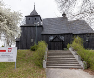 Policjanci pod kościołem w Wierzenicy pilnują świątynię