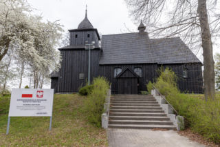 Policjanci pod kościołem w Wierzenicy pilnują świątynię