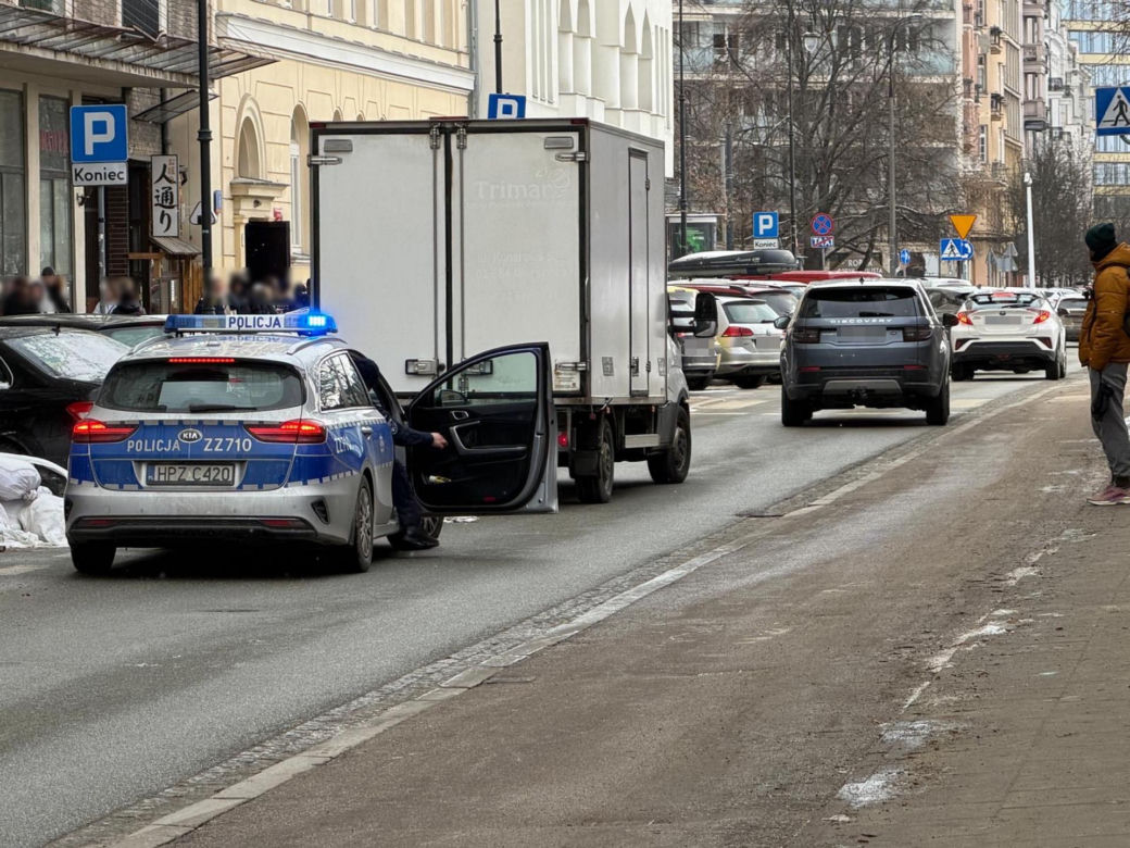 Przewiózł go na masce, to mu wybił szybę. Awantura w centrum Warszawy. "Poniosły emocje. Obaj byliśmy winni"