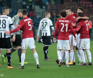 Dziury wypalone w murawie, powyrywane krzesełka, zdewastowane łazienki: Stadion Wisły po meczu z Sandecją [ZDJĘCIA, AUDIO, WIDEO]