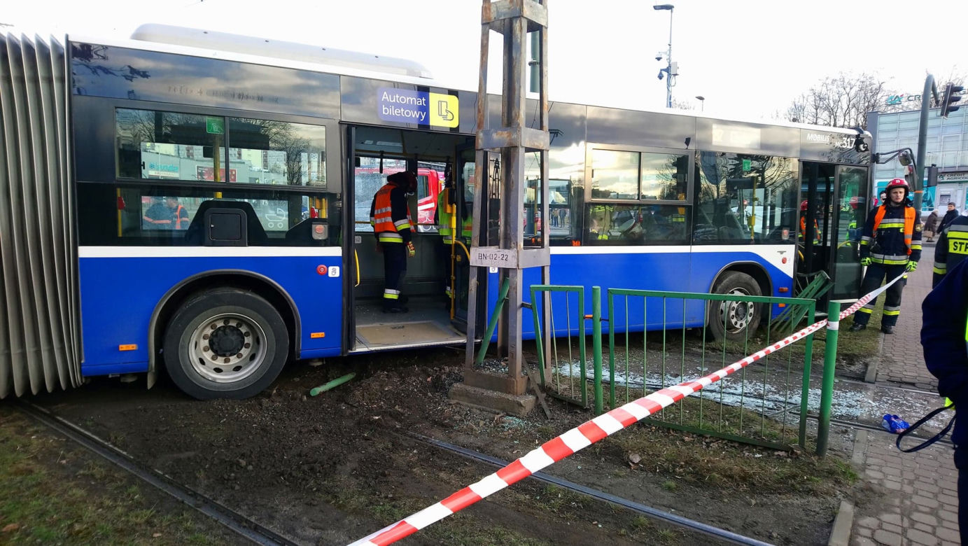 Dramatyczny wypadek w Krakowie. Tramwaj zderzył się z autobusem, są ranni