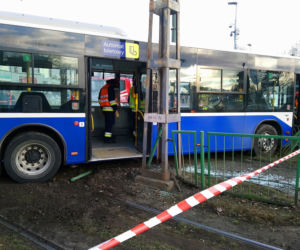 Dramatyczny wypadek w Krakowie. Tramwaj zderzył się z autobusem, są ranni