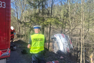 Czołowe zderzenie z wozem strażackim. 22-latek nie żyje