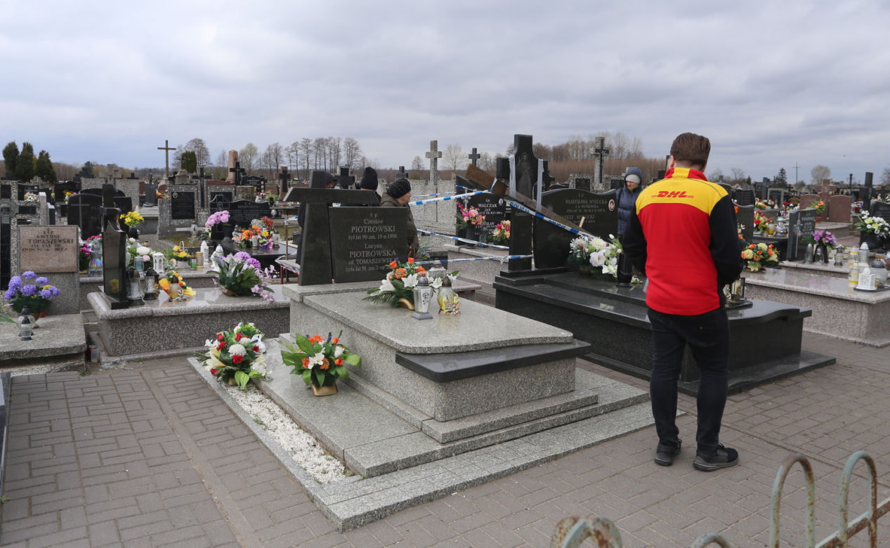 Płyta z nagrobka zabiła Milanka. Tragedia na cmentarzu. Pomnik zawalił się na 1,5 rocznego chłopca