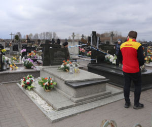 Płyta z nagrobka zabiła Milanka. Tragedia na cmentarzu. Pomnik zawalił się na 1,5 rocznego chłopca