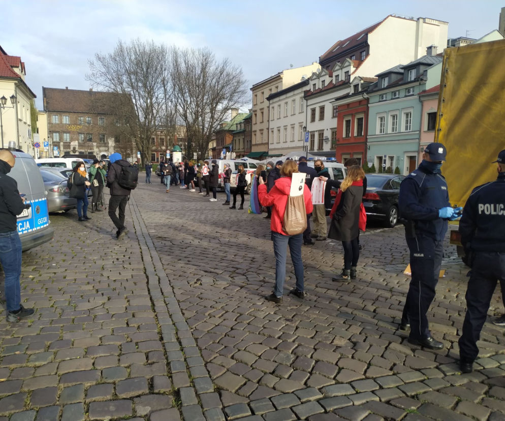 Protestowali przed komisariatem, do którego wezwano trzy kobiety za wulgarny transparent