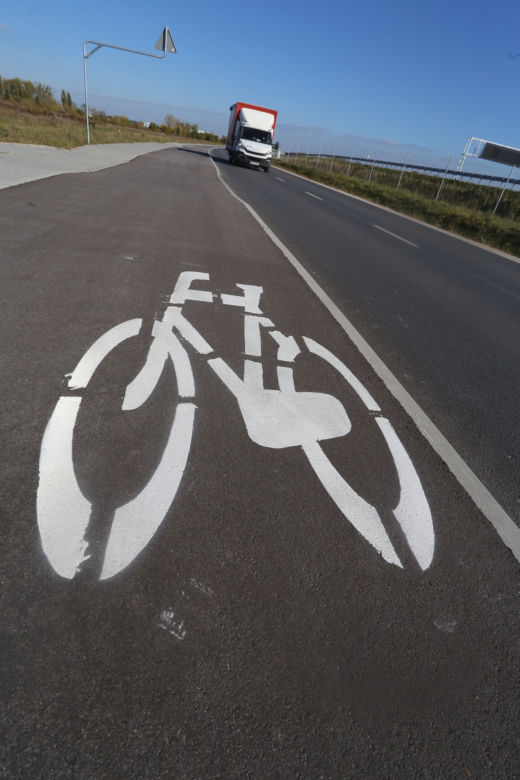 Droga dla rowerów, po której nie da się jeździć!? Kuriozalna sytuacja pod Warszawą