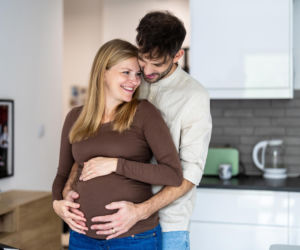 Ciąża oddala partnerów? Te sposoby pomagają odzyskać bliskość