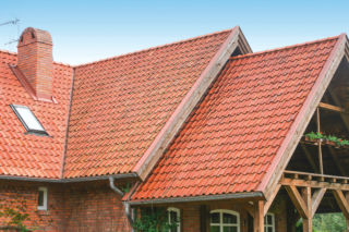 Dach skośny kryty dachówką – jak dobrać spadek, podbitkę i pokrycie, żeby działał bez zarzutu? 