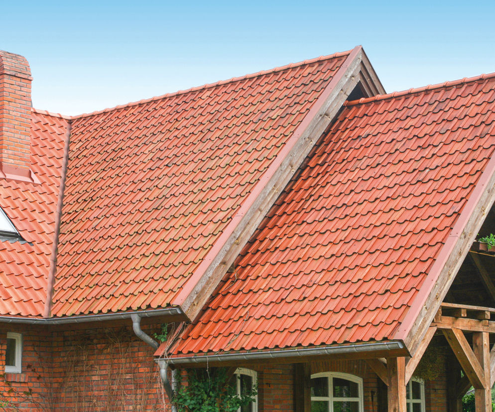 Dach skośny kryty dachówką – jak dobrać spadek, podbitkę i pokrycie, żeby działał bez zarzutu? 
