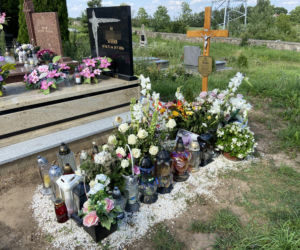 Grób Moniki Sz. (+23 l.) na cmentarzu w Jeleniewie rok po tragicznej śmierci