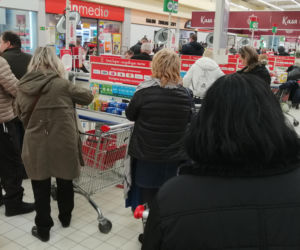 Koronawirus: Tłumy w warszawskich sklepach