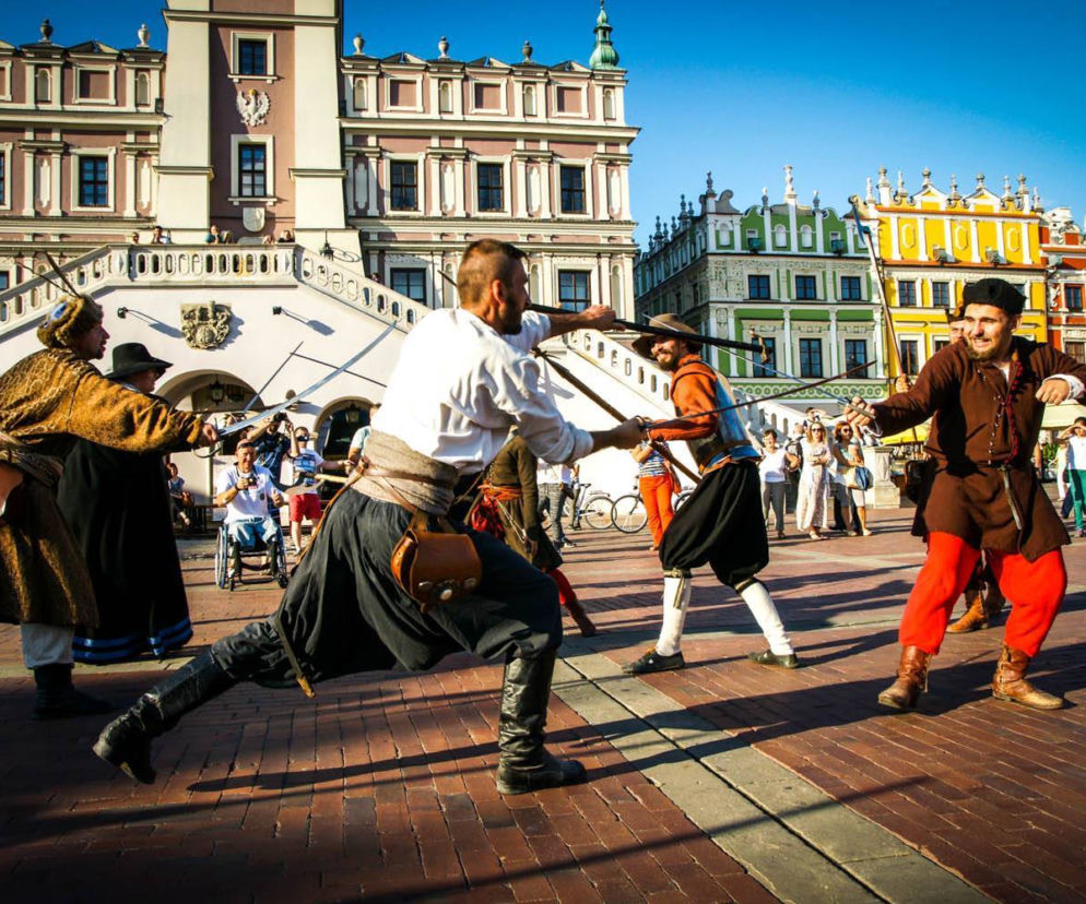 Członkowie Stowarzyszenia po Zamościu oprowadzają w strojach historycznych