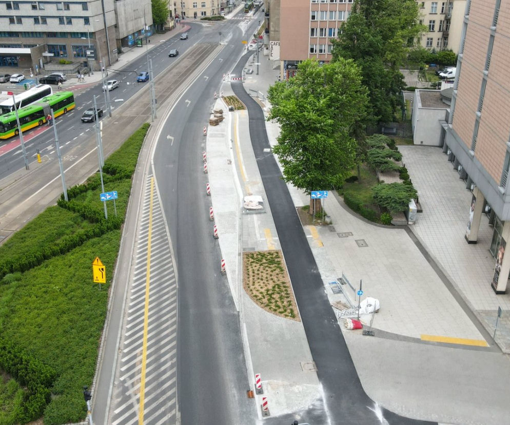 Wzdłuż ul. Zwierzynieckiej na Jeżycach, na odcinku od ronda Kaponiera do ul. Gajowej, powstaje nowa droga rowerowa 
