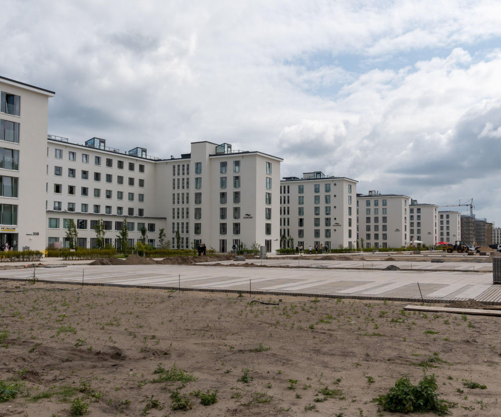 Długie, białe budynki kurortu Prora na Rugii. O historii tego architektonicznego kolosa przeczytasz na Architektura.