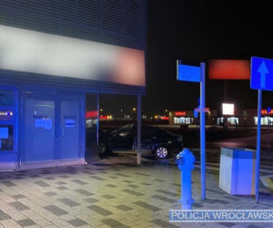 Pijany kierowca audi wjechał w sklepową witrynę pod Wrocławiem 