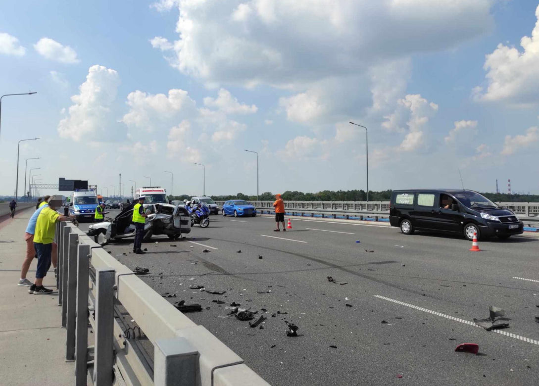 Trzy auta rozwalone, dwie osoby ranne. Horror na Moście Południowym w Warszawie