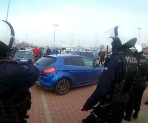 Policja powstrzymała chuliganów przed bójką [ZDJĘCIA]