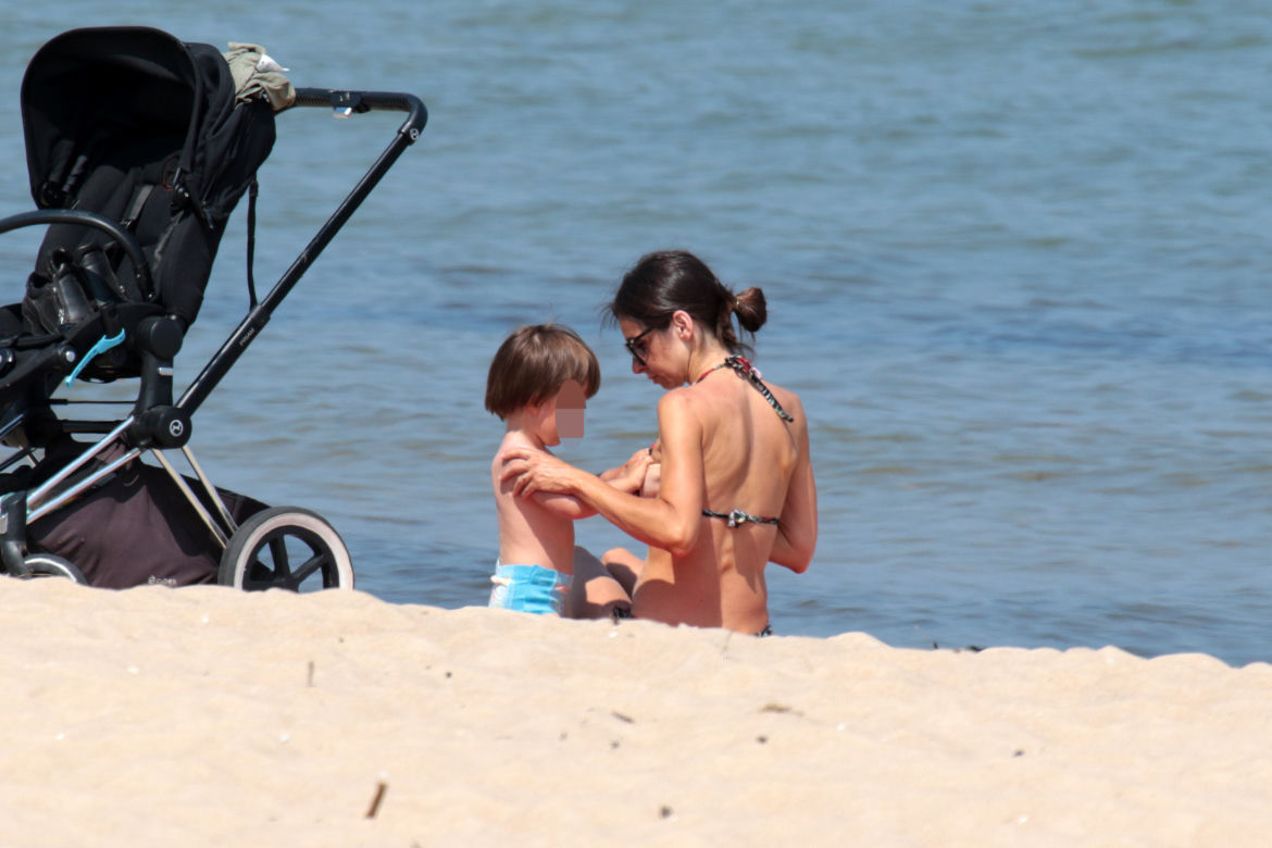 Marta Kaczyńska na plaży karmi dziecko piersią