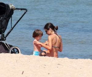 Marta Kaczyńska na plaży karmi dziecko piersią