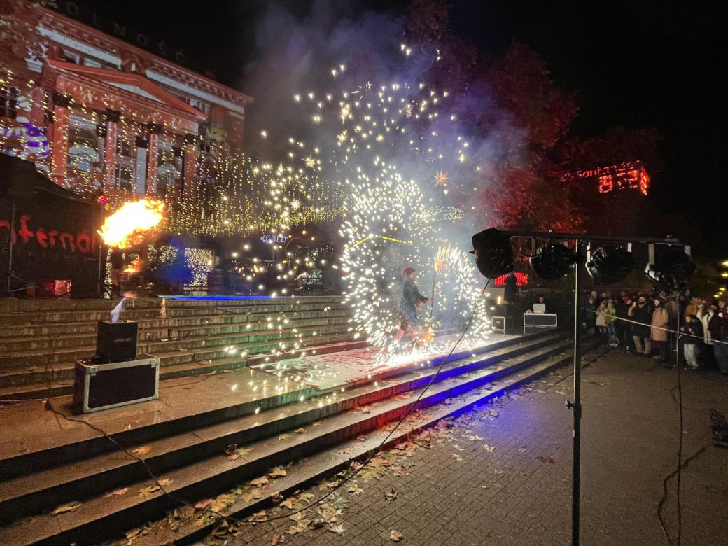 Betlejem Poznańskie 2023. Zimowe Fire Show na placu Wolności w Poznaniu