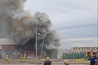 Zgłoszenie o zdarzeniu wpłynęło po godzinie 9:00 . Płomienie szybko objęły cały budynek sklepu.