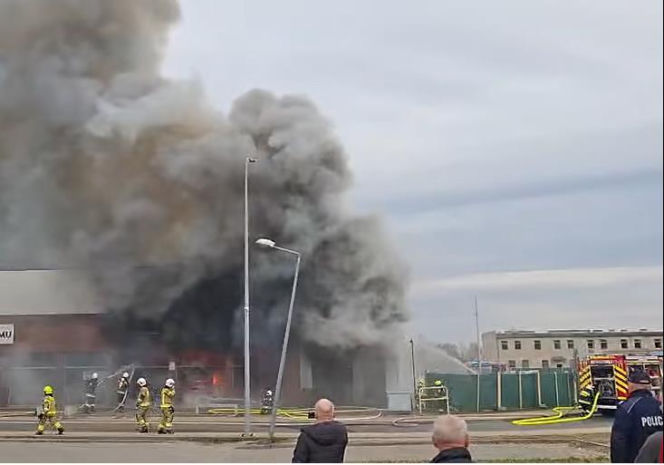 Zgłoszenie o zdarzeniu wpłynęło po godzinie 9:00 . Płomienie szybko objęły cały budynek sklepu.