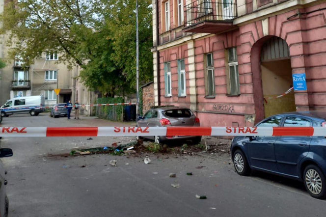 Kamienica w Sosnowcu z urwanym balkonem, odgrodzona taśmą straży pożarnej. O tragedii Sylwii przeczytasz na SE.