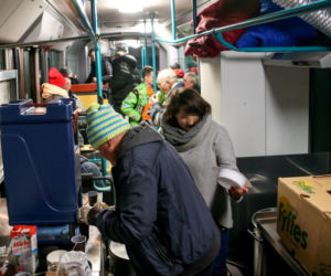 POMOC UBÓSTWO AUTOBUS JEDZENIE