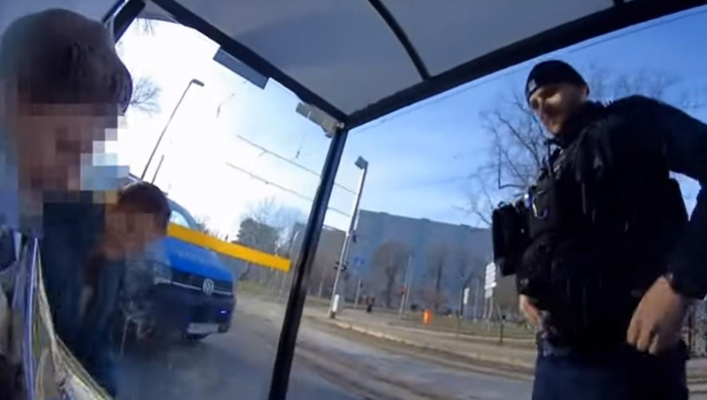 Zziębnięta seniorka odnaleziona na przystanku w Toruniu