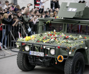 To już 10 lat od pogrzebu pary prezydenckiej Lecha i Marii Kaczyńskich. Ludzie żegnali ich kwiatami