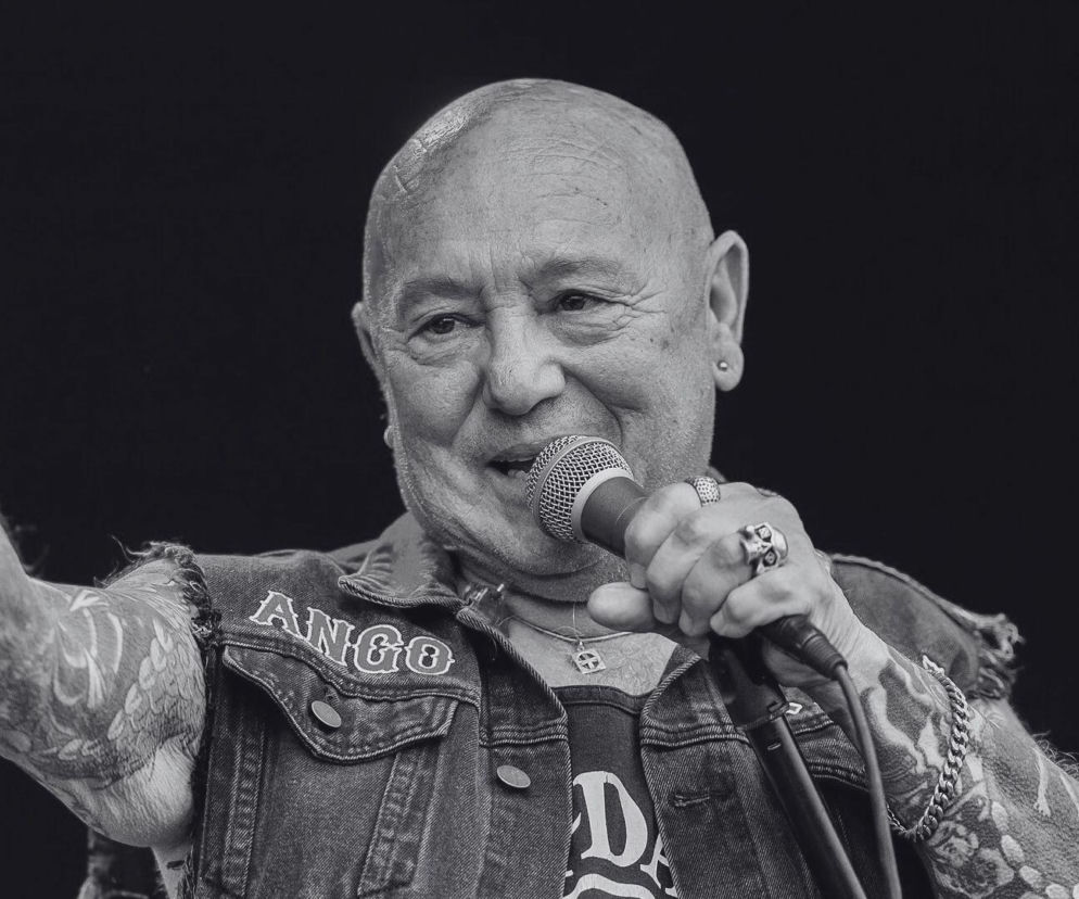 Wokalista Rose Tattoo Angry Anderson śpiewa do mikrofonu. O śmierci legendy rocka przeczytasz na EskaRock.
