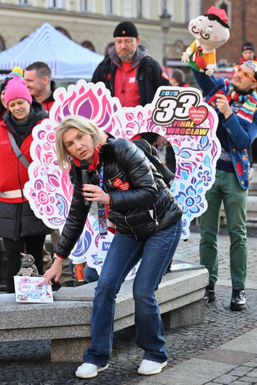 Wrocław. Wiceprezydent miasta Renata Granowska odsłania nowego krasnala - WOŚPKA