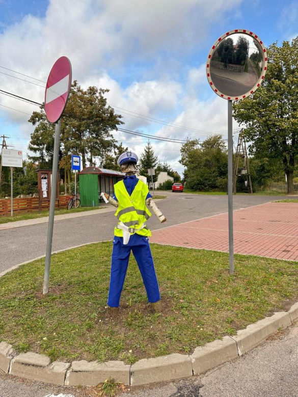 Policjant "drewniak" pilnuje porządku przy drodze na Mazurach. Sprawa trafiła na policję