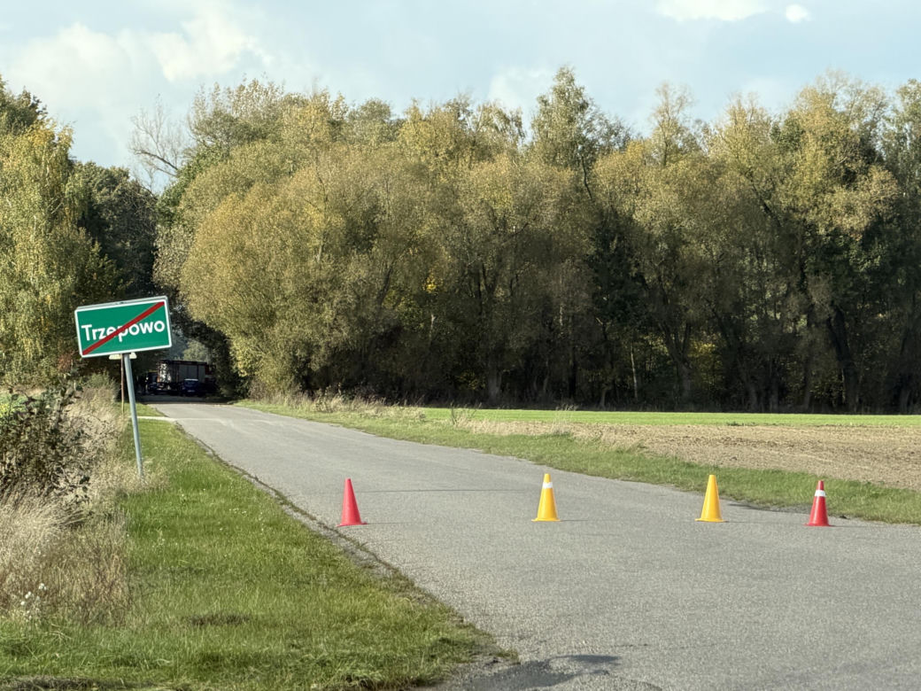 Śmierć na drodze pod Pułtuskiem. Zderzyli się czołowo, jeden z kierowców wypadł z auta